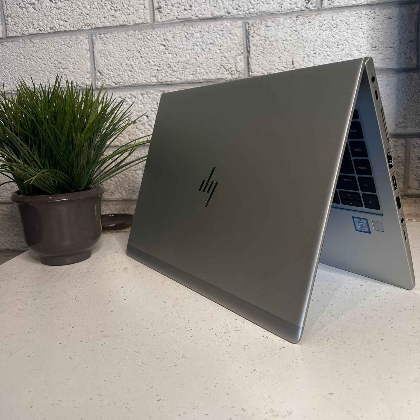 Laptop HP 830 G6
