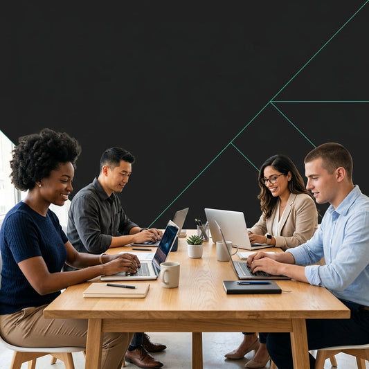 Equipo de trabajo usando laptops reacondicionadas — Rematech Empresas